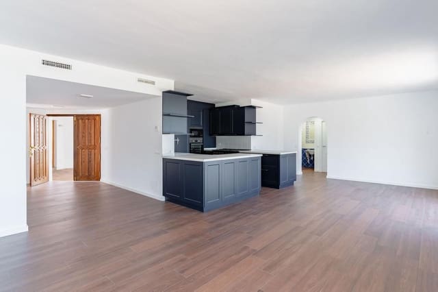 Chalet de 5 habitaciones en Estepona en venta - 1.240.000 € (Ref: 8556305)