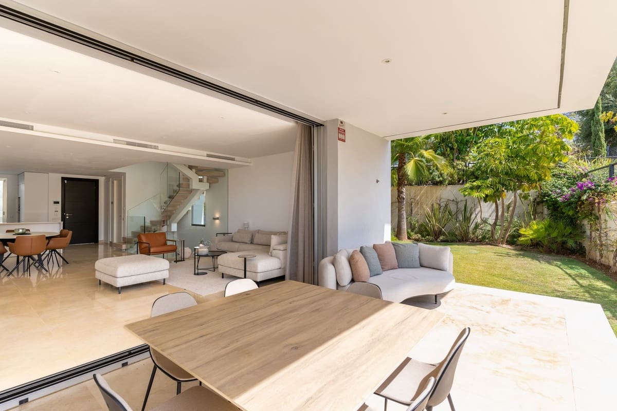 4 bedroom Townhouse for sale in Rio Real with garage - € 1,420,000 (Ref: 8556306)