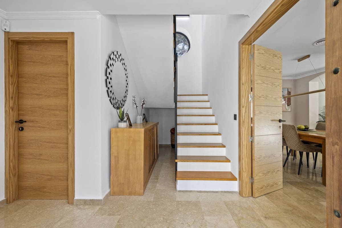 5 makuuhuone Huvila myytävänä paikassa El Paraiso - 1 998 000 € (Ref: 8562997)