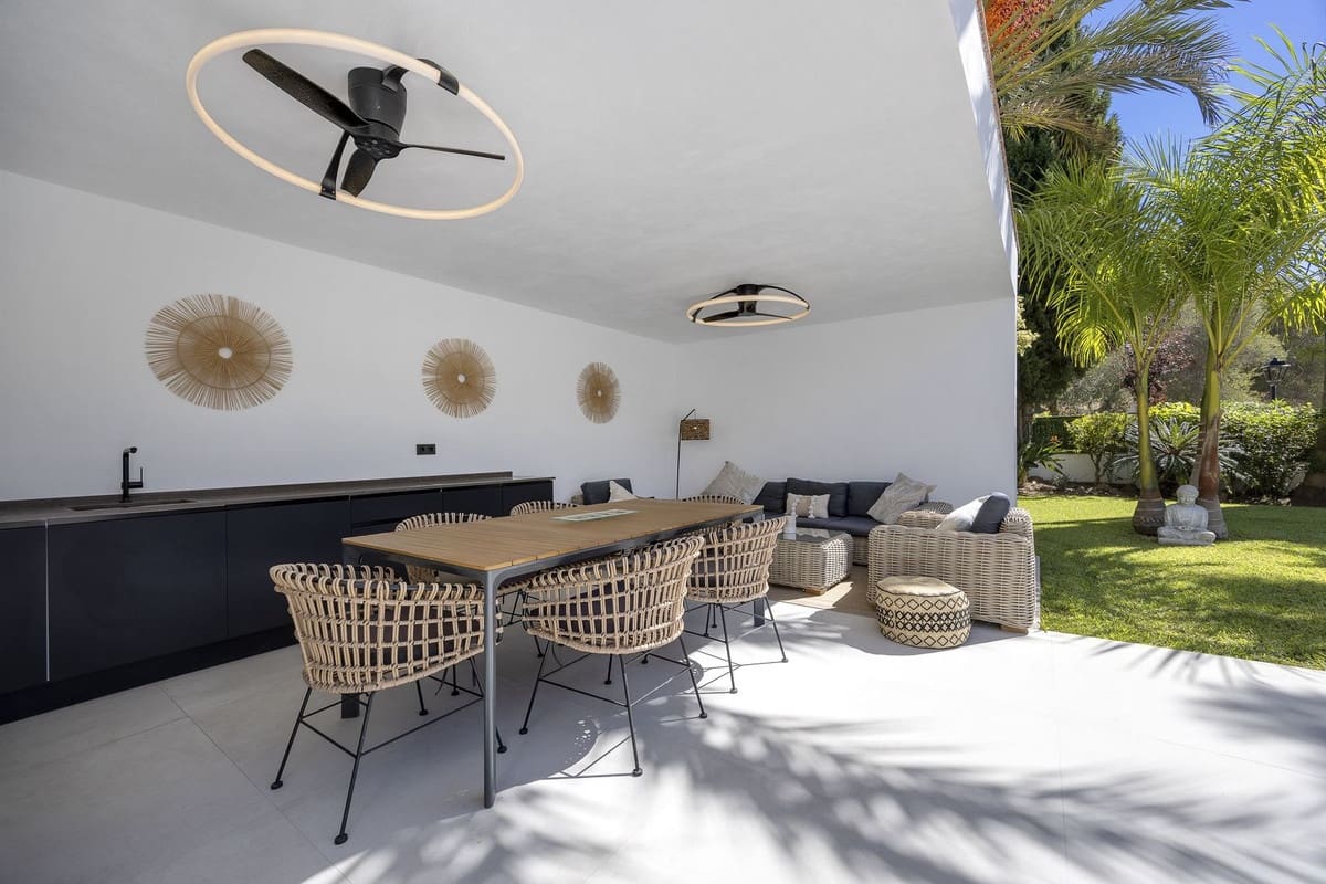 5 bedroom Villa for sale in El Paraiso - € 1,998,000 (Ref: 8562997)