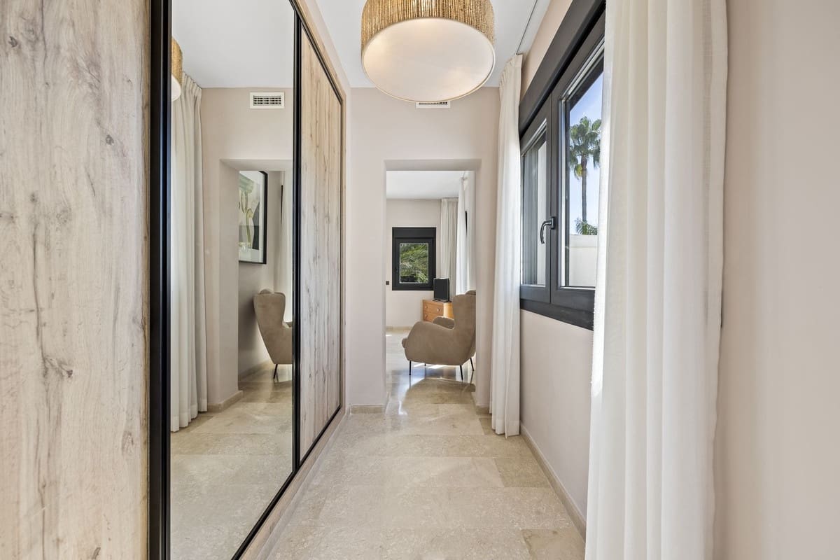 5 bedroom Villa for sale in El Paraiso - € 1,998,000 (Ref: 8562997)