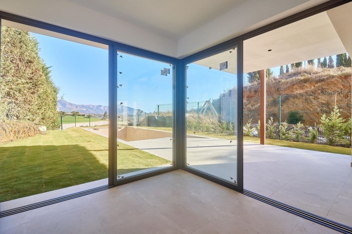 4 bedroom Villa for sale in La Cala de Mijas with garage - € 2,100,000 (Ref: 8591280)