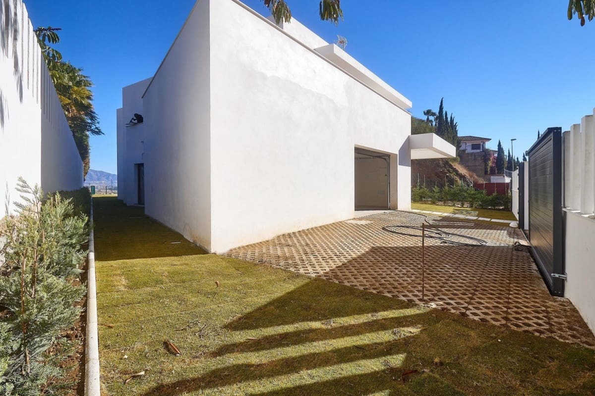 4 bedroom Villa for sale in La Cala de Mijas with garage - € 2,100,000 (Ref: 8591280)