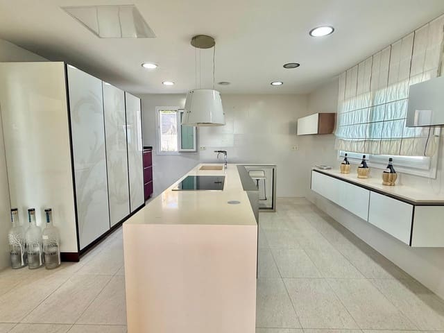 5 soveværelse Villa til salg i El Rosario, Marbella med garage - € 2.350.000 (Ref: 8591293)