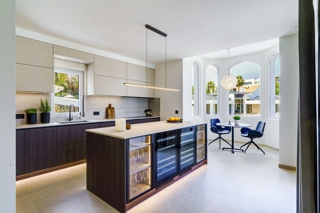 6 bedroom Villa for sale in Nueva Andalucia, Marbella - € 3,700,000 (Ref: 8620976)