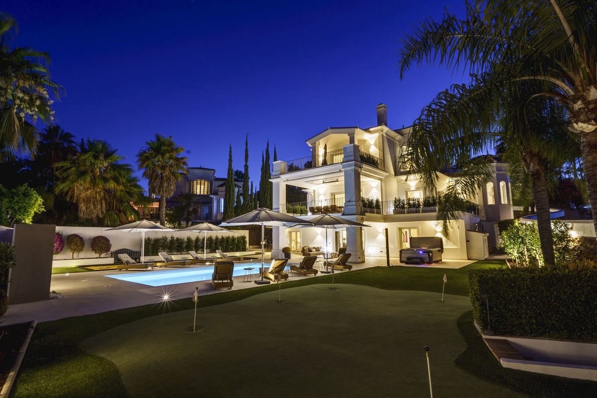 6 soverom Villa til salgs i Nueva Andalucia - € 3 700 000 (Ref: 8620976)
