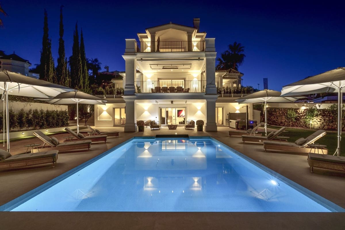 6 soverom Villa til salgs i Nueva Andalucia - € 3 700 000 (Ref: 8620976)