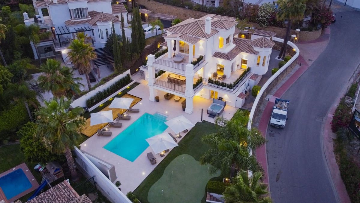 6 soverom Villa til salgs i Nueva Andalucia - € 3 700 000 (Ref: 8620976)