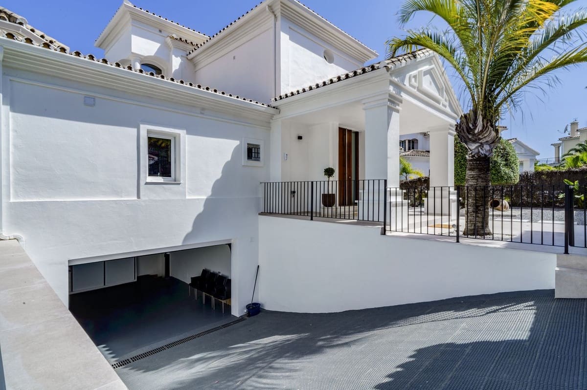 6 soverom Villa til salgs i Nueva Andalucia - € 3 700 000 (Ref: 8620976)