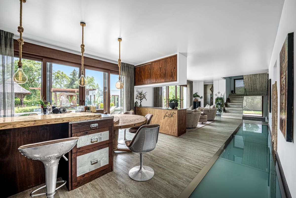 5 bedroom Villa for sale in Benahavis - € 3,950,000 (Ref: 8620982)