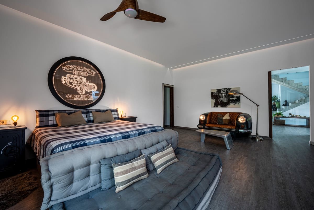 5 bedroom Villa for sale in Benahavis - € 3,950,000 (Ref: 8620982)