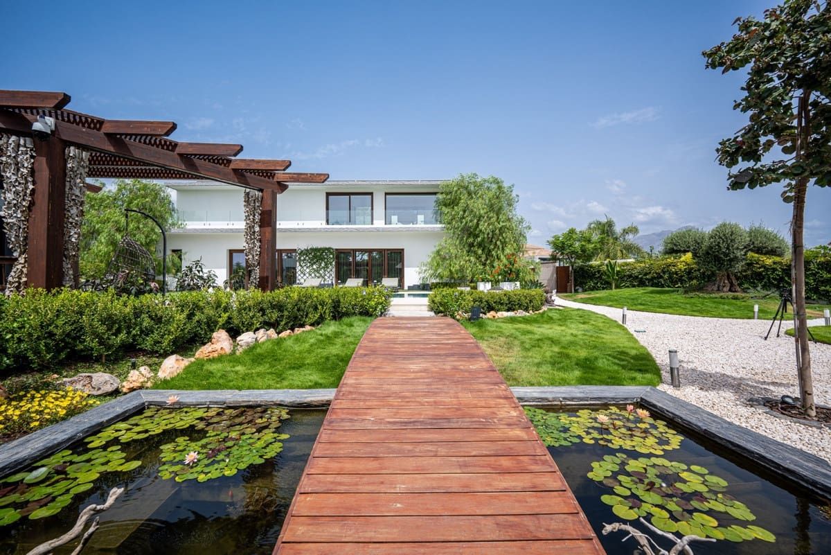 5 bedroom Villa for sale in Benahavis - € 3,950,000 (Ref: 8620982)