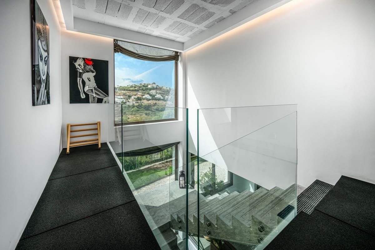 5 bedroom Villa for sale in Benahavis - € 3,950,000 (Ref: 8620982)