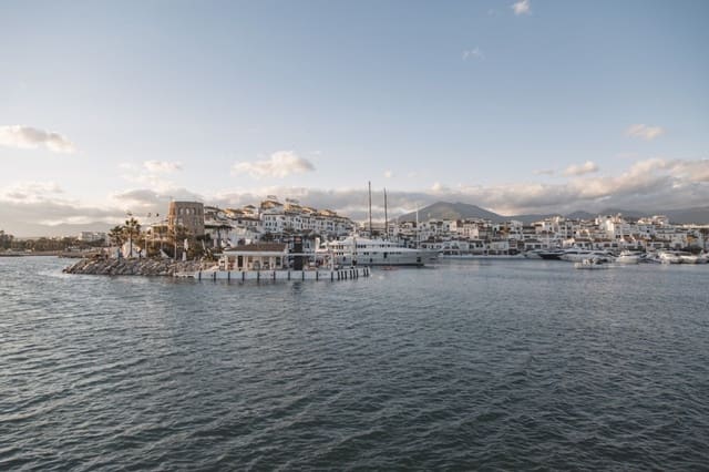 Apartamento de 3 habitaciones en Puerto Banus, Marbella en venta - 1.100.000 € (Ref: 8672403)