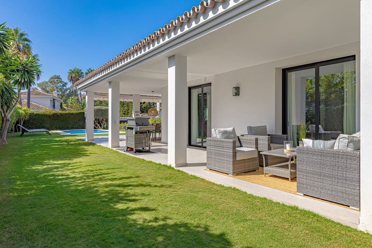 4 bedroom Villa for sale in Nueva Andalucia with garage - € 2,650,000 (Ref: 8703306)