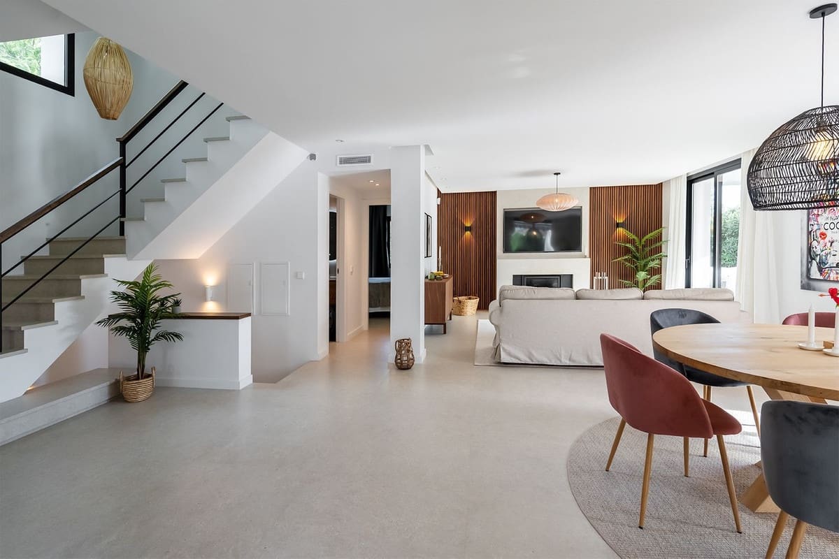 4 bedroom Villa for sale in Nueva Andalucia with garage - € 2,650,000 (Ref: 8703306)