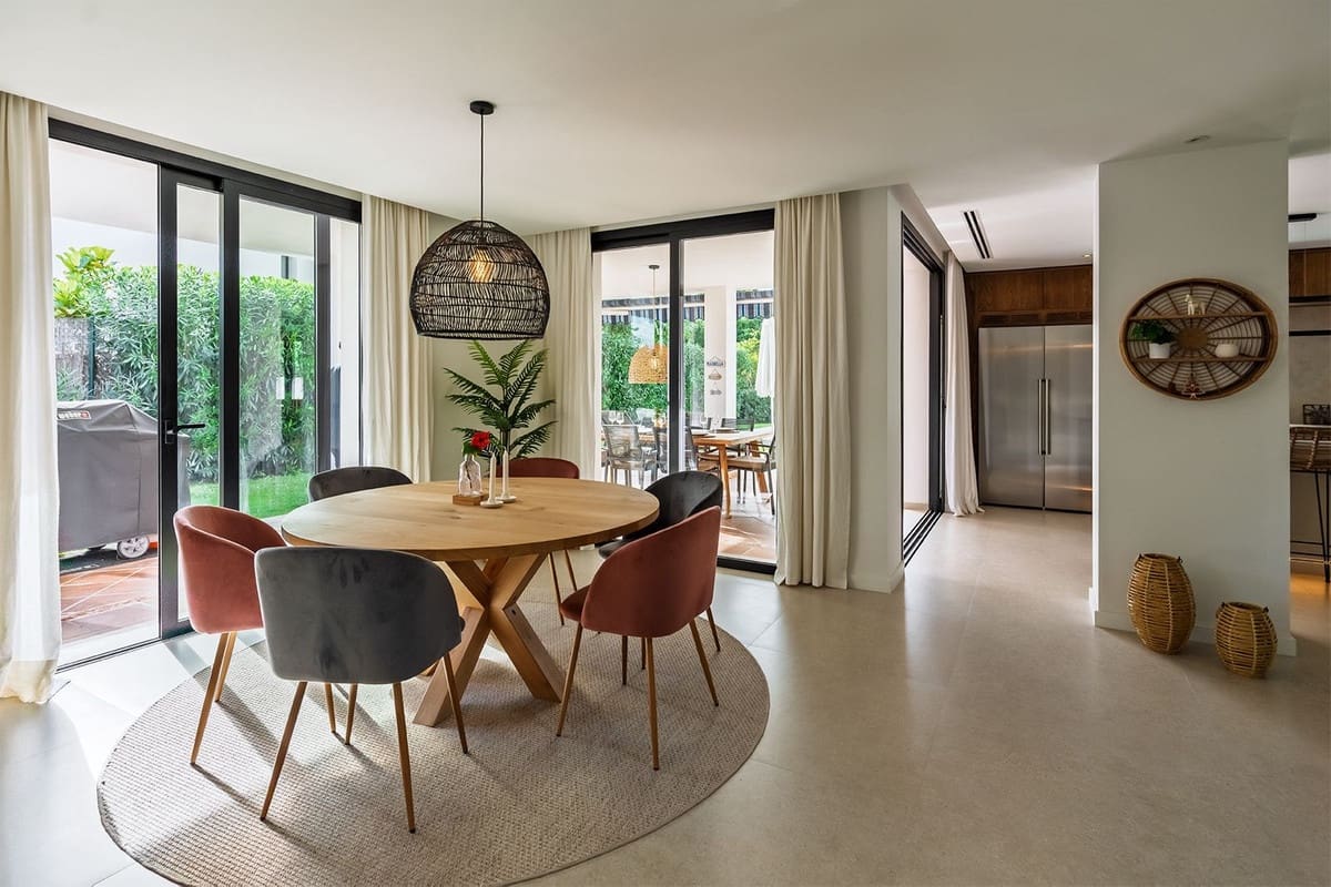 4 bedroom Villa for sale in Nueva Andalucia with garage - € 2,650,000 (Ref: 8703306)