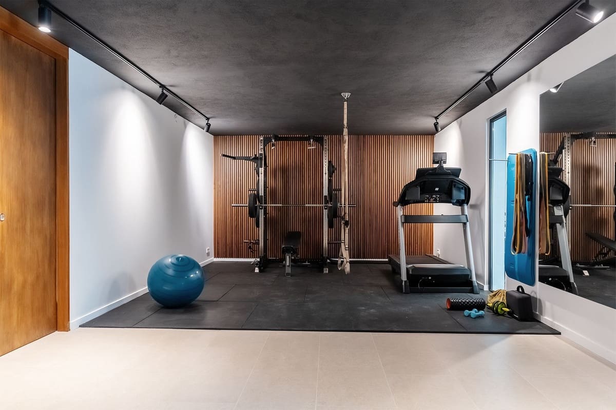 4 bedroom Villa for sale in Nueva Andalucia with garage - € 2,650,000 (Ref: 8703306)