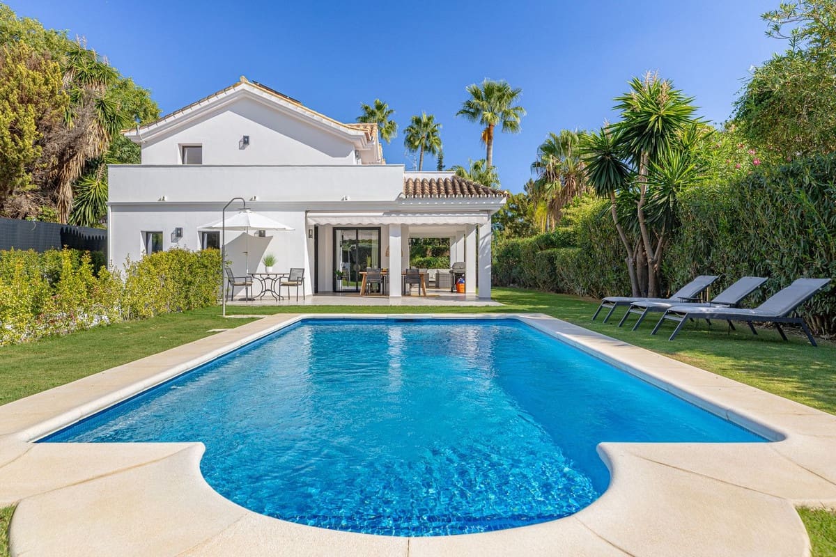 4 bedroom Villa for sale in Nueva Andalucia with garage - € 2,650,000 (Ref: 8703306)