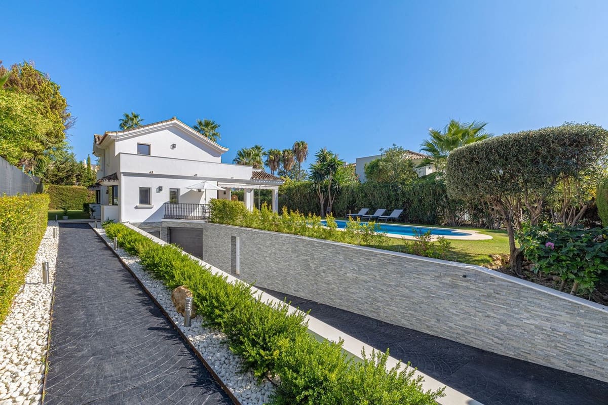 4 soverom Villa til salgs i Nueva Andalucia med garasje - € 2 650 000 (Ref: 8703306)