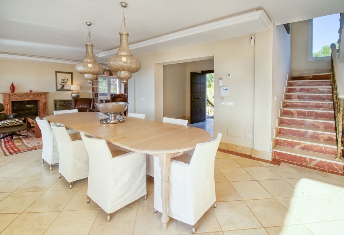 4 bedroom Villa for sale in Estepona - € 2,450,000 (Ref: 8710461)
