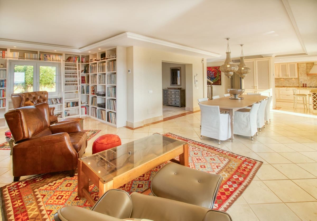 4 bedroom Villa for sale in Estepona - € 2,450,000 (Ref: 8710461)