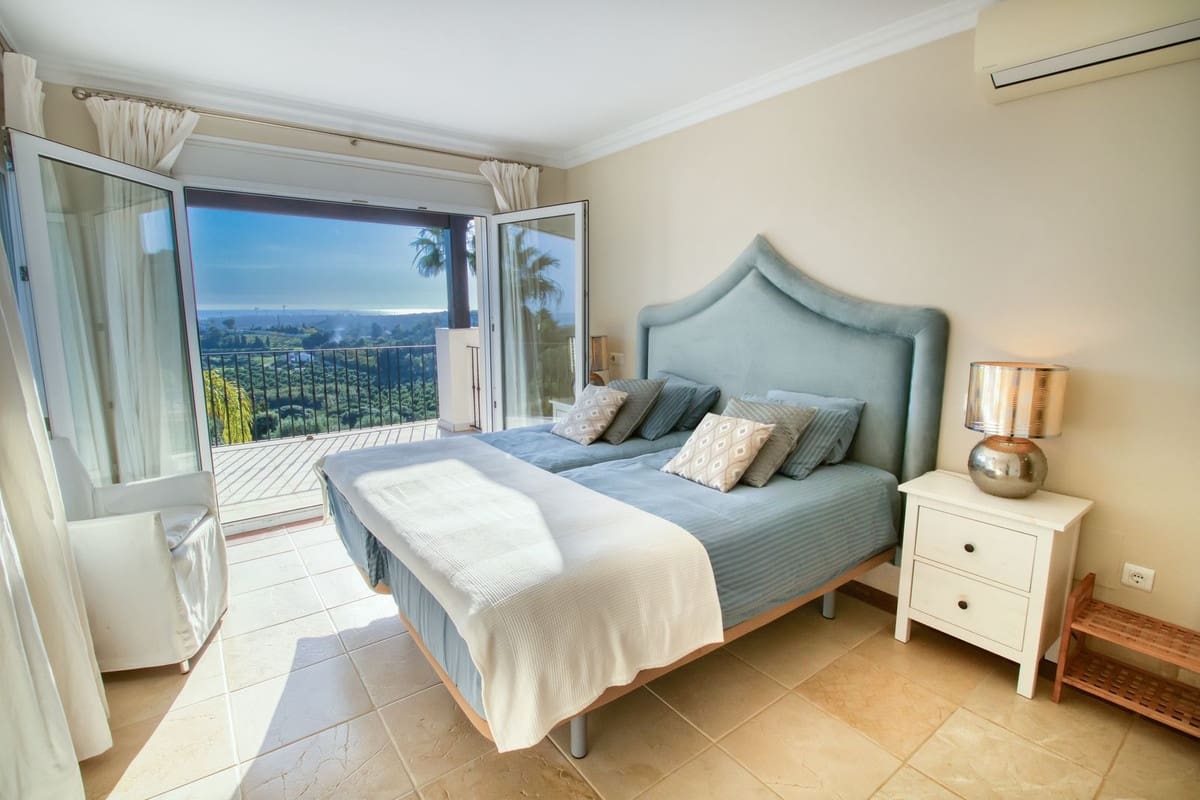 4 bedroom Villa for sale in Estepona - € 2,450,000 (Ref: 8710461)