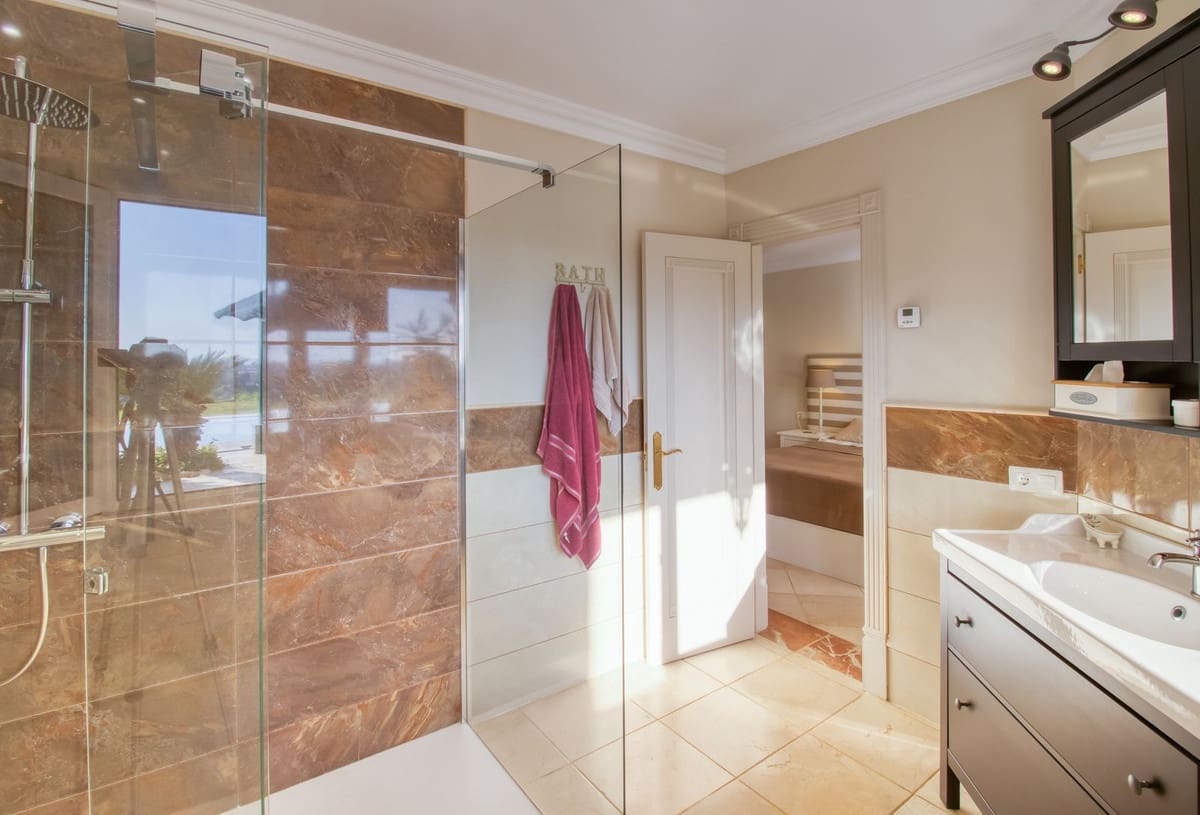4 bedroom Villa for sale in Estepona - € 2,450,000 (Ref: 8710461)