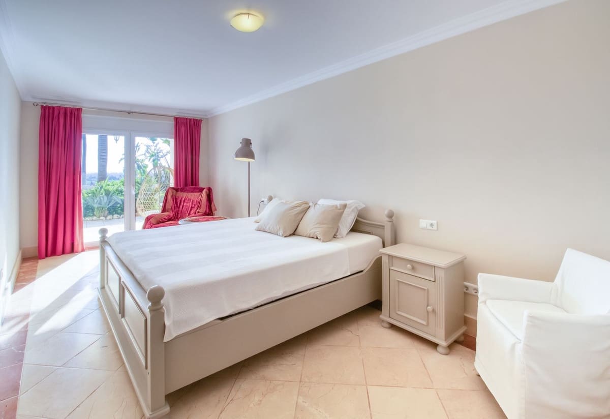 4 bedroom Villa for sale in Estepona - € 2,450,000 (Ref: 8710461)
