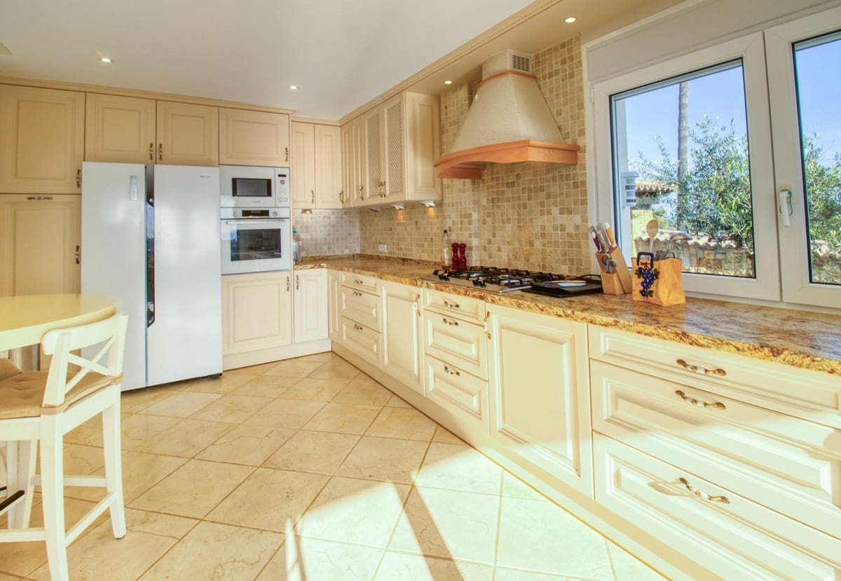 4 bedroom Villa for sale in Estepona - € 2,450,000 (Ref: 8710461)