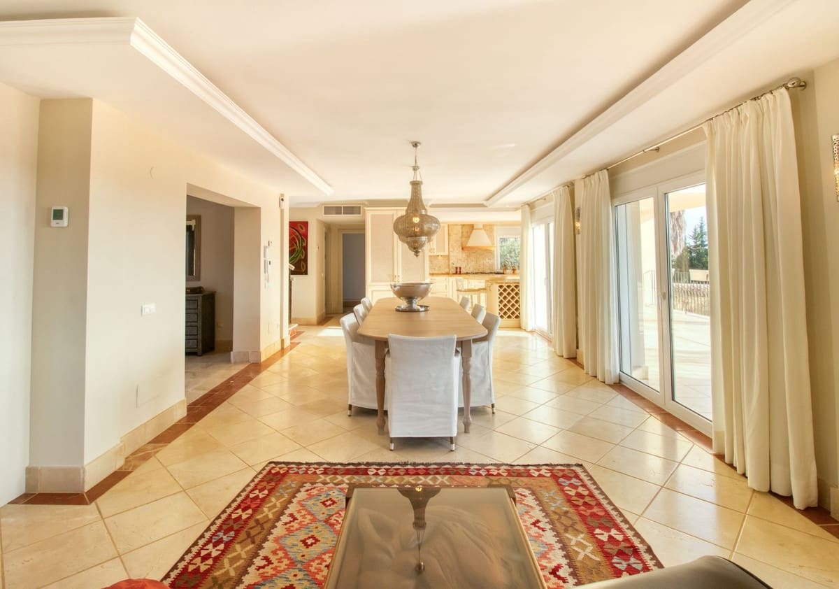 4 bedroom Villa for sale in Estepona - € 2,450,000 (Ref: 8710461)