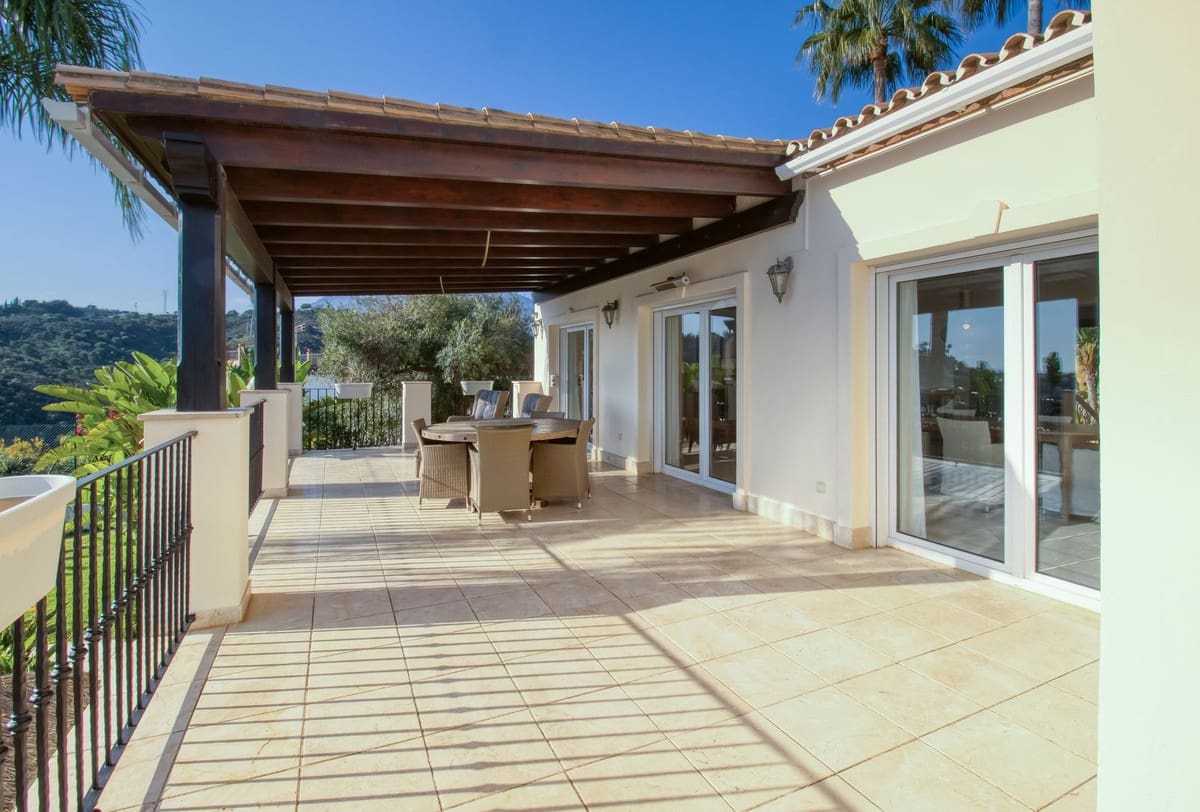 4 bedroom Villa for sale in Estepona - € 2,450,000 (Ref: 8710461)