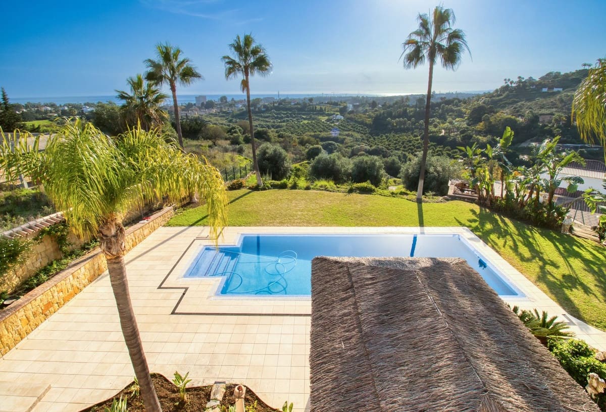 4 bedroom Villa for sale in Estepona - € 2,450,000 (Ref: 8710461)