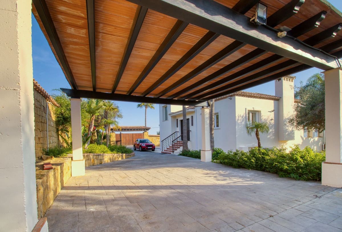 4 bedroom Villa for sale in Estepona - € 2,450,000 (Ref: 8710461)