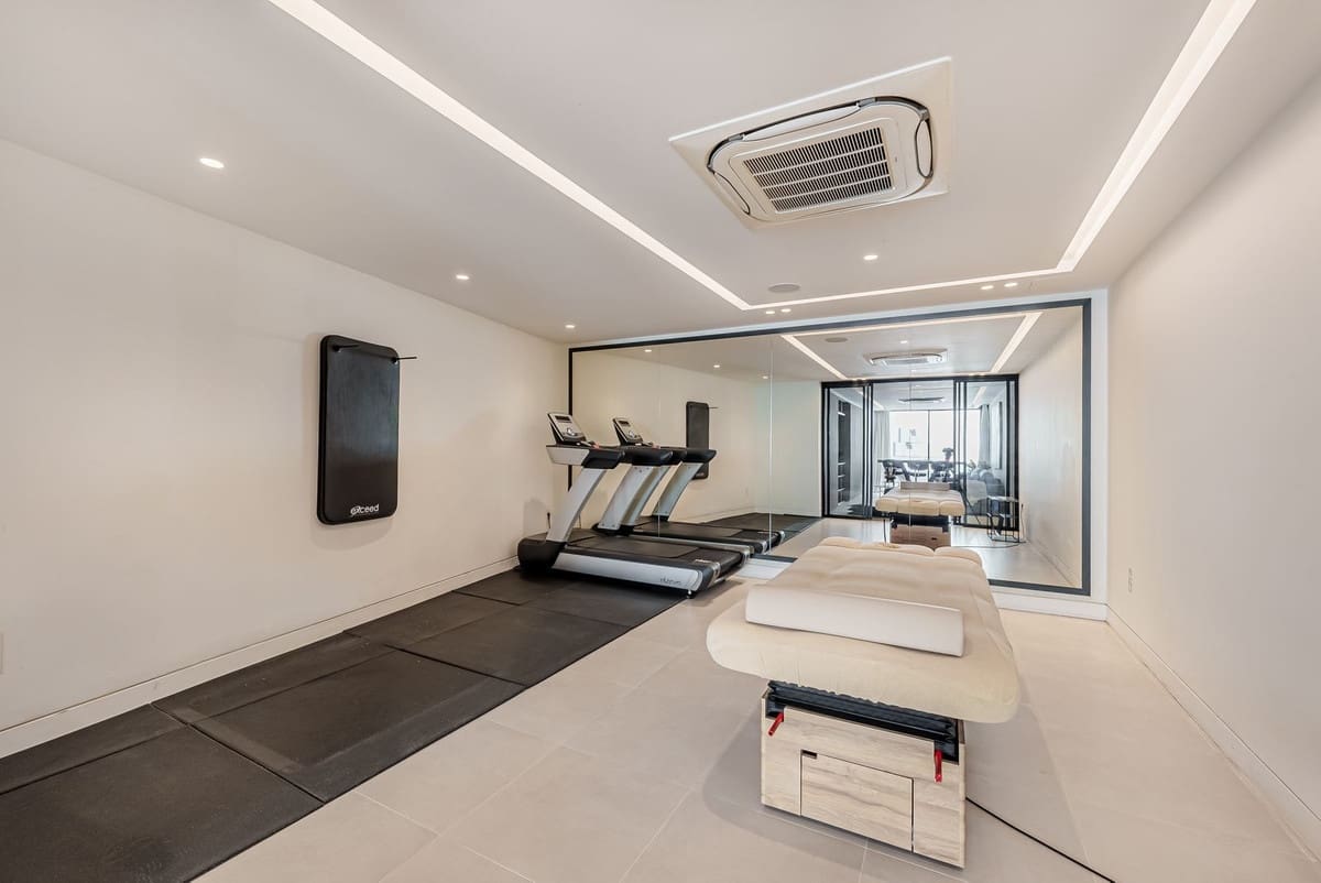 4 bedroom Villa for sale in Nueva Andalucia with garage - € 3,900,000 (Ref: 8723073)