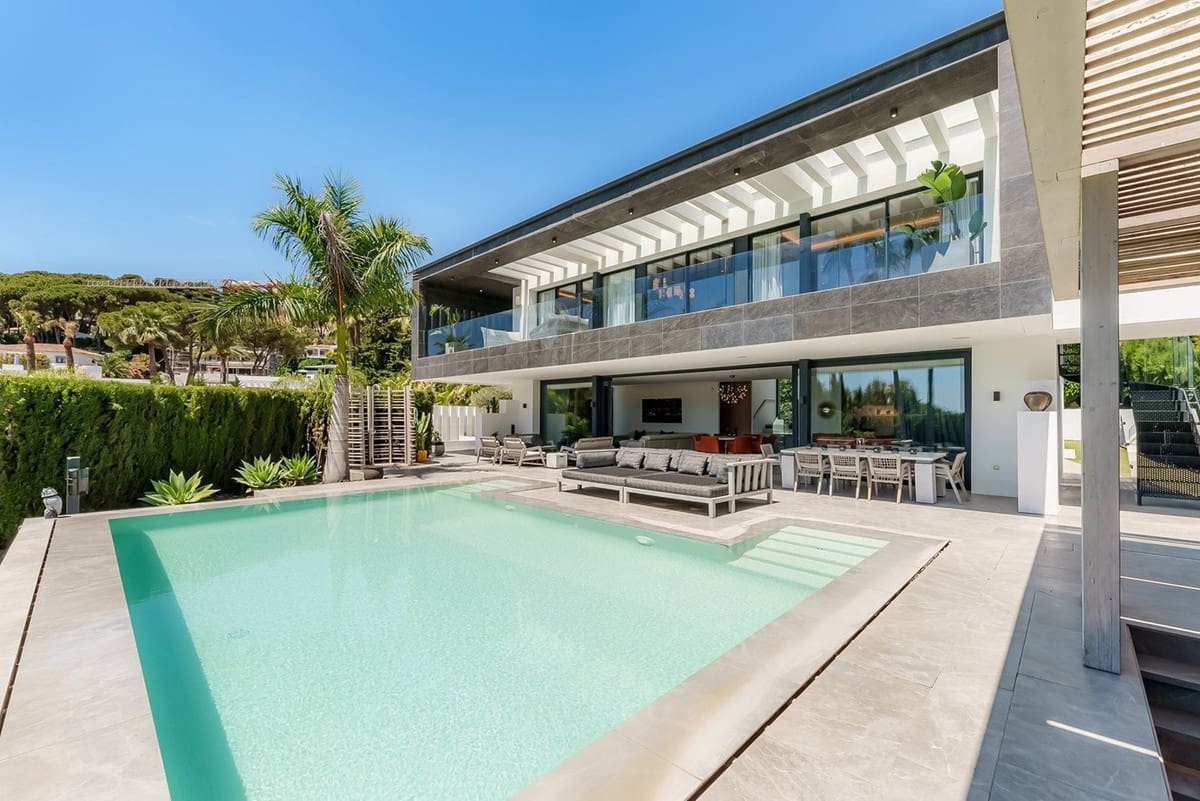 4 bedroom Villa for sale in Nueva Andalucia with garage - € 3,900,000 (Ref: 8723073)
