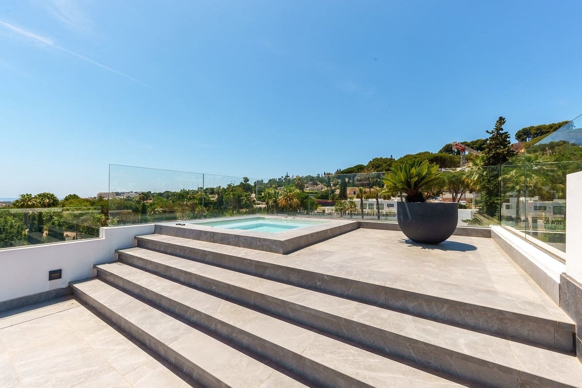 4 bedroom Villa for sale in Nueva Andalucia with garage - € 3,900,000 (Ref: 8723073)