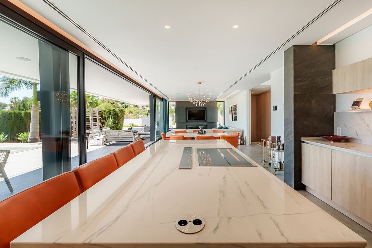 4 bedroom Villa for sale in Nueva Andalucia with garage - € 3,900,000 (Ref: 8723073)