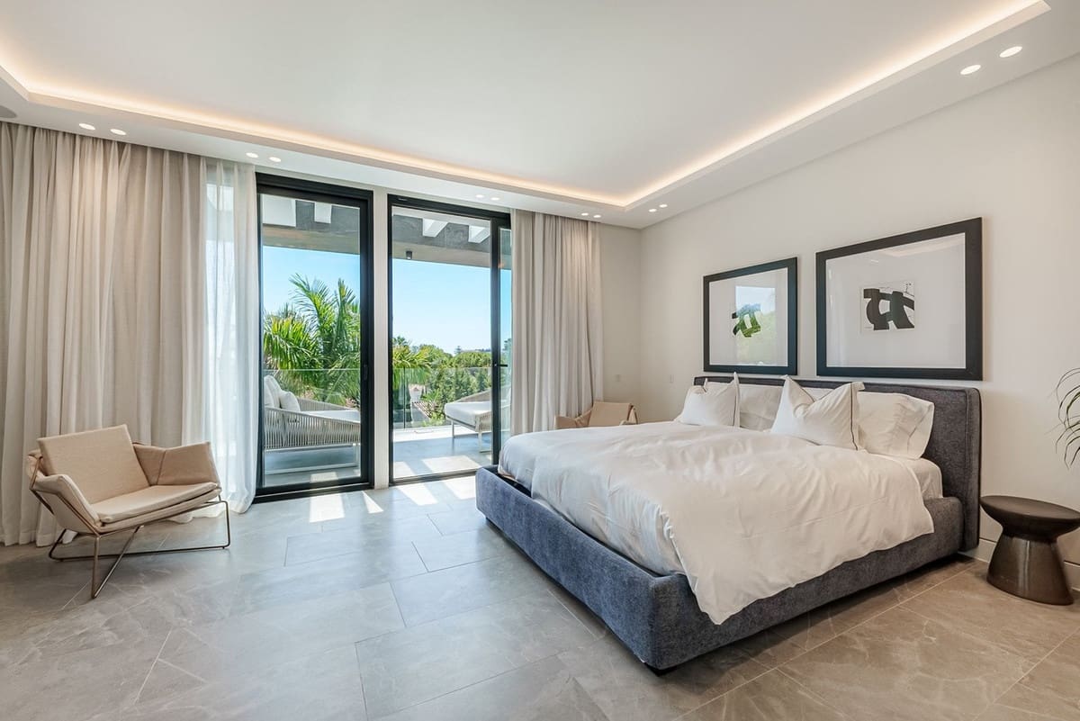 4 bedroom Villa for sale in Nueva Andalucia with garage - € 3,900,000 (Ref: 8723073)