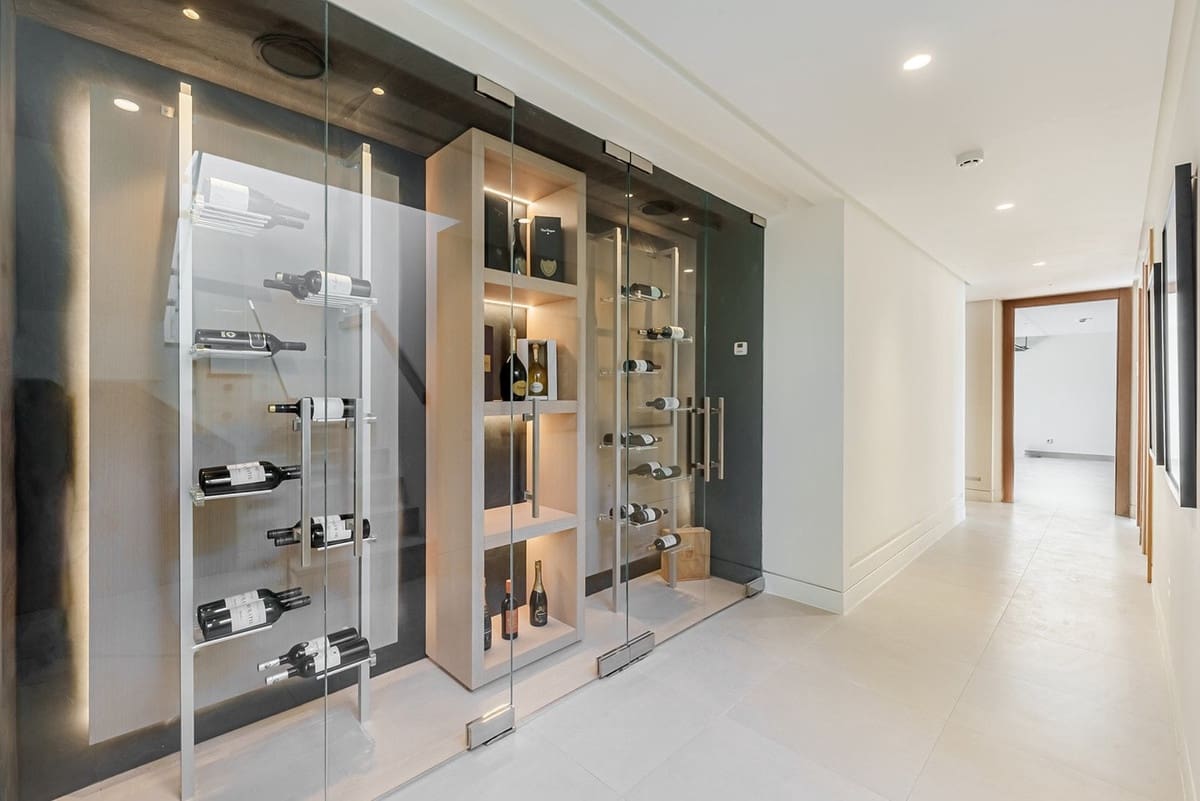 4 bedroom Villa for sale in Nueva Andalucia with garage - € 3,900,000 (Ref: 8723073)