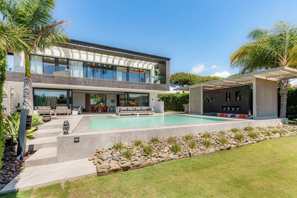 4 bedroom Villa for sale in Nueva Andalucia with garage - € 3,900,000 (Ref: 8723073)
