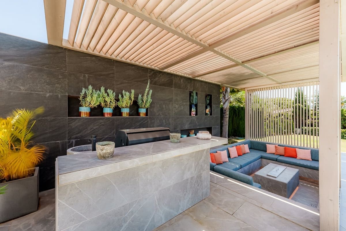 4 bedroom Villa for sale in Nueva Andalucia with garage - € 3,900,000 (Ref: 8723073)