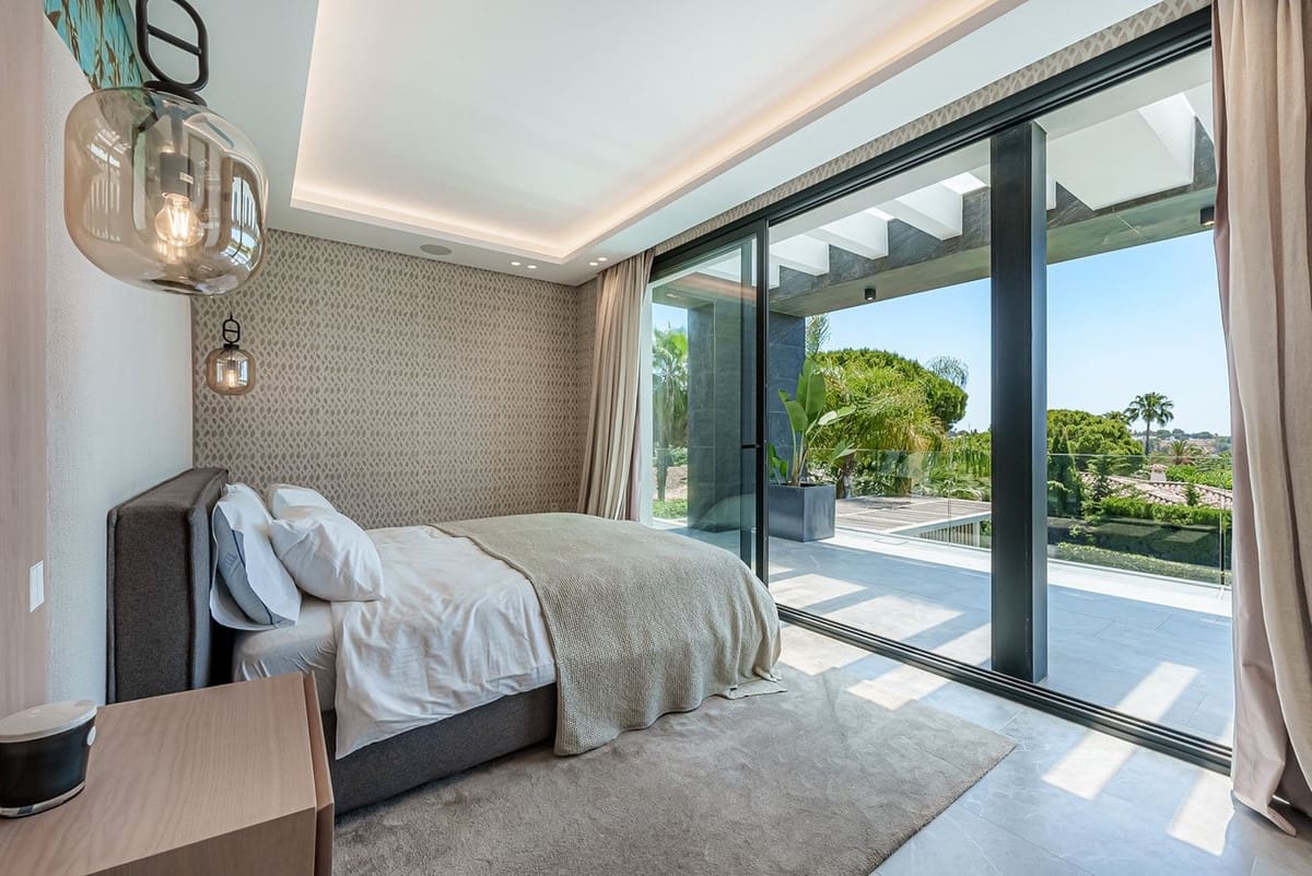 4 bedroom Villa for sale in Nueva Andalucia with garage - € 3,900,000 (Ref: 8723073)