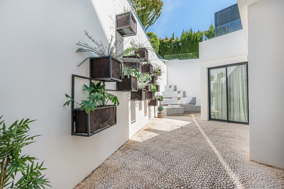 4 bedroom Villa for sale in Nueva Andalucia with garage - € 3,900,000 (Ref: 8723073)