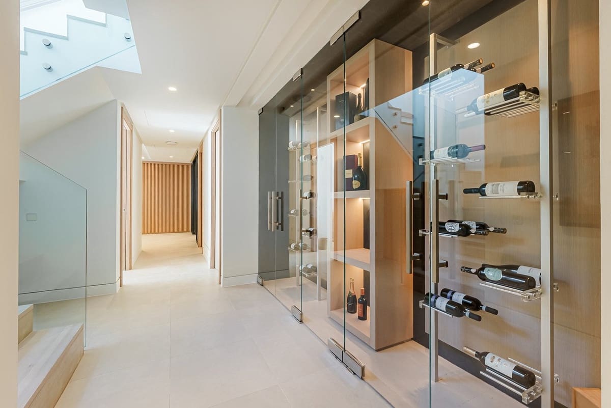 4 bedroom Villa for sale in Nueva Andalucia with garage - € 3,900,000 (Ref: 8723073)