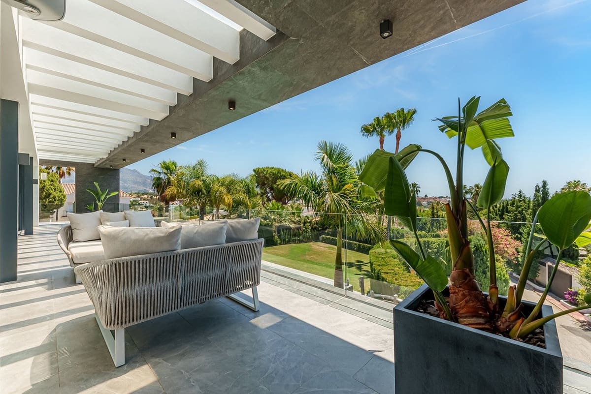 4 bedroom Villa for sale in Nueva Andalucia with garage - € 3,900,000 (Ref: 8723073)