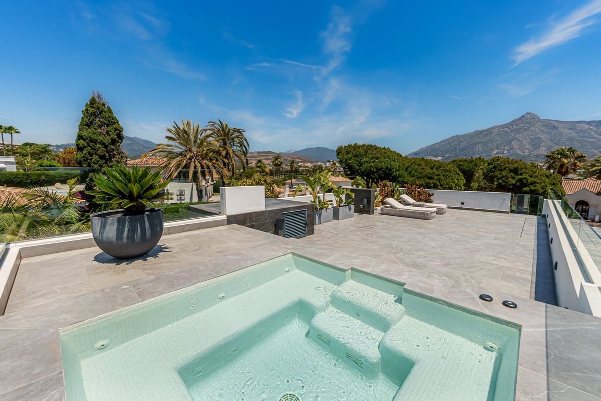4 bedroom Villa for sale in Nueva Andalucia with garage - € 3,900,000 (Ref: 8723073)
