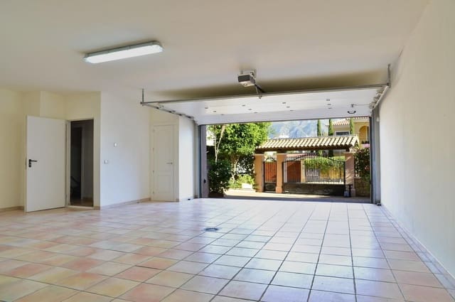 4 soverom Villa til salgs i Nueva Andalucia, Marbella med garasje - € 1 850 000 (Ref: 8754912)