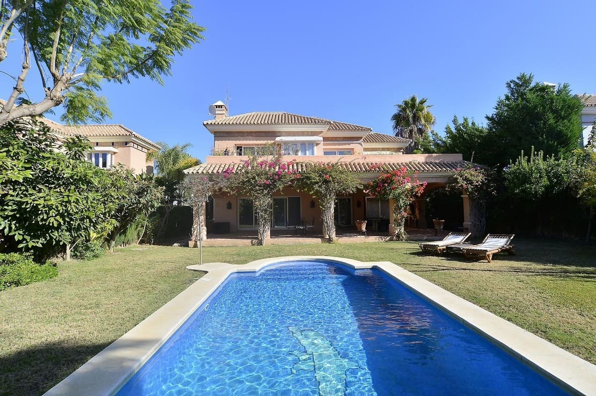 Chalet de 4 habitaciones en Nueva Andalucia en venta con garaje - 1.850.000 € (Ref: 8754912)