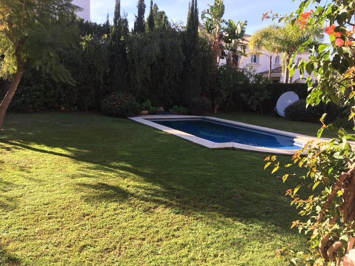 Chalet de 4 habitaciones en Nueva Andalucia en venta con garaje - 1.850.000 € (Ref: 8754912)